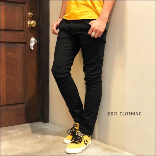 EDIT CLOTHING（エディットクロージング）新作のブラックデニムを着用している男性ショップ店員