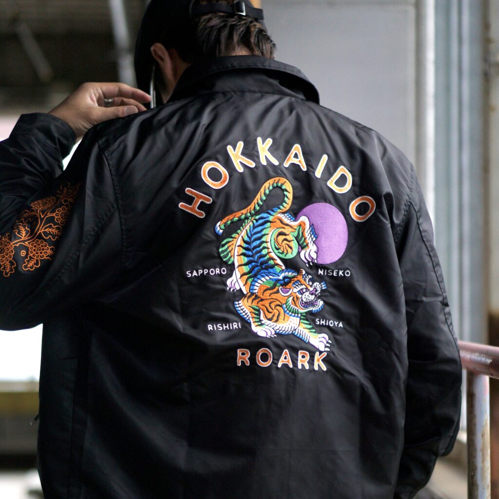 ROARKカプセルコレクションが登場! 刺繍×ドリズラー新作ジャケット