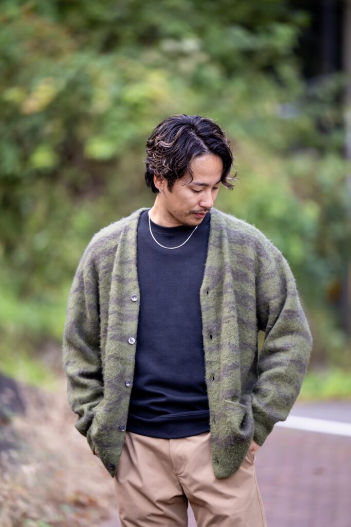 UNFRM OUTDOOR STANDARD新作のモヘアカーディガンを着用したメンズスタッフ