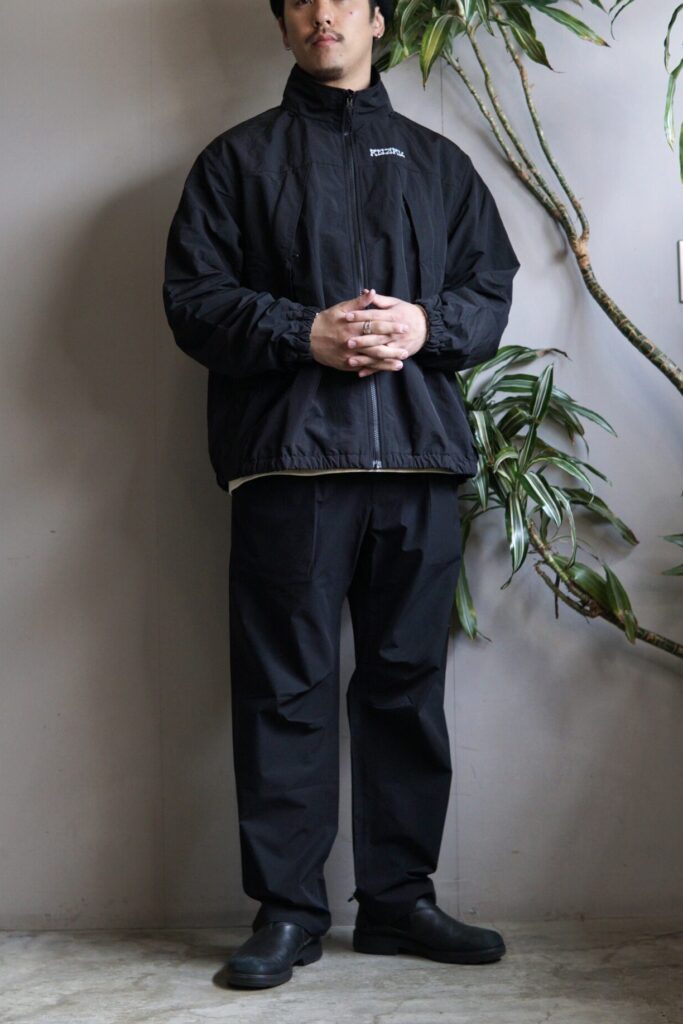 ROARK REVIVAL / ロアークリバイバル 2025SSシーズン最新アイテム DECON WIND JACKET を着用する取り扱い店舗スタッフ