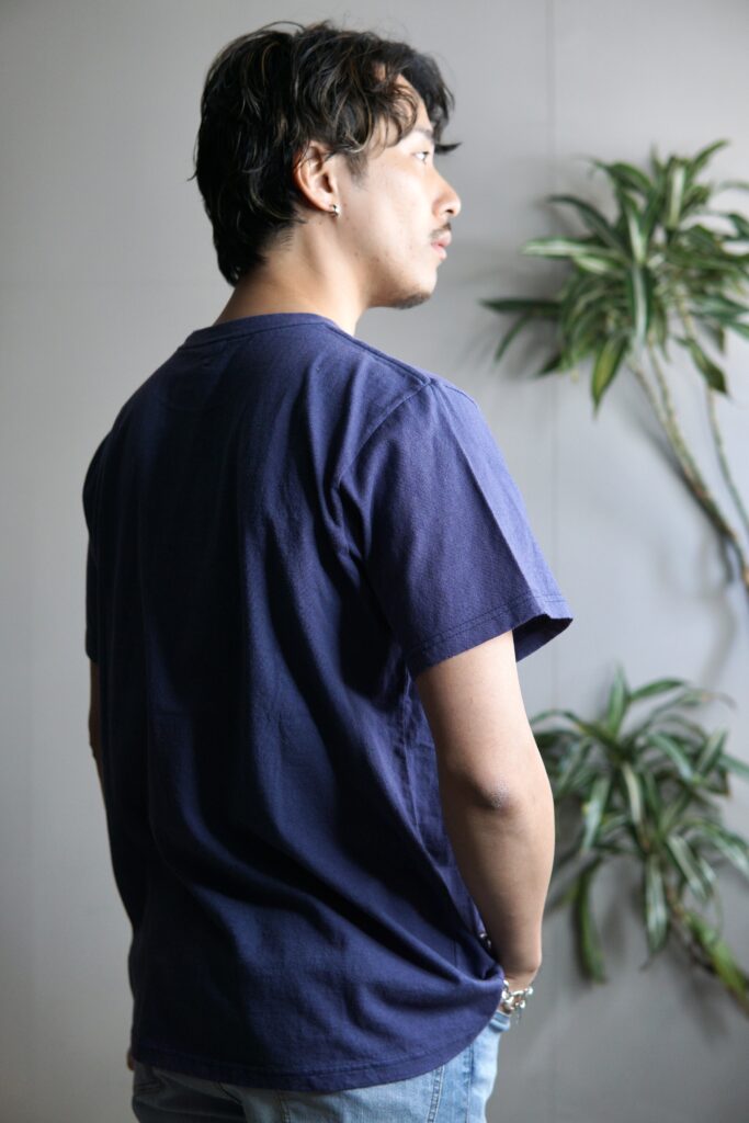 FIlMelange新作Tシャツ「VINK」を着用した取り扱い店舗のスタッフ