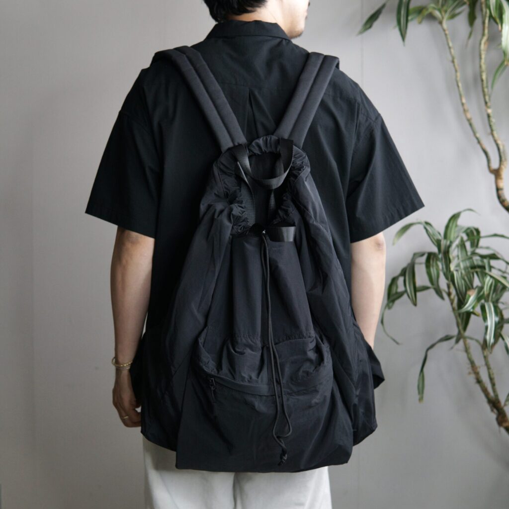 普段使いするバッグでアクティブな確かな機能性と、何よりもスタイルに溶け込むデザインを求める方へ。気鋭のバッグブランド NoiR / ノアール からあなたのライフスタイルを変える、ノアール(黒)なバッグをディーリバーで展開開始です🔥2023年にスタートしたNoir(ノアール)は、都市生活におけるシーンを想定した『シンプルでフラットなデザインにアクティブな機能性』を付加したバッグ&アクセサリを展開するアーバンスタイルブランド。